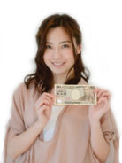 １万円を持つ女性