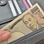 財布から１万円を出す