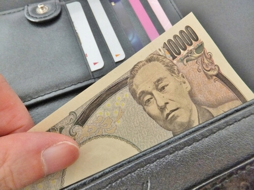 財布から１万円を出す