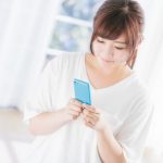 スマホをいじる女性