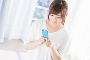 スマホをいじる女性