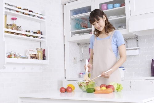 料理をする女性