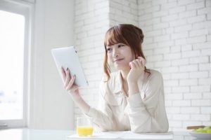 タブレットを眺める女性