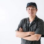 腕組みする男性
