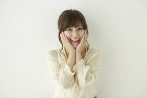 喜ぶ女性